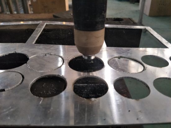 CNC plastmasas cauruļu griešanas vadība ar rotējošu ierīci